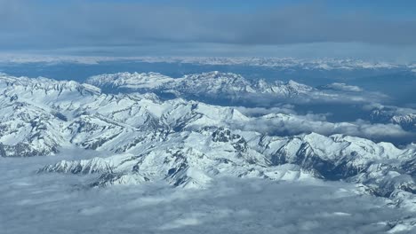 impresionante vista de las montañas de los alpes italianos que vuelan hacia el norte hasta el límite con austria