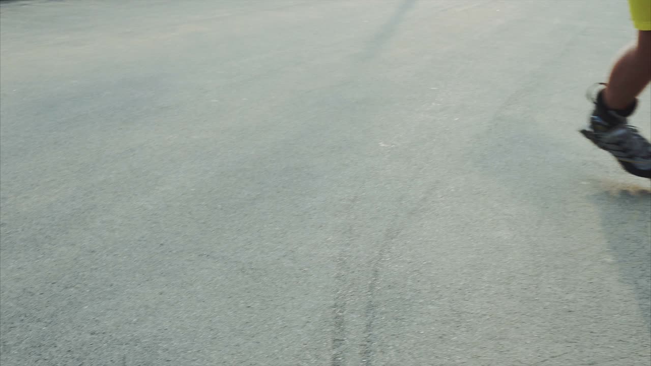 Persona che pattina con i rollerblade per strada