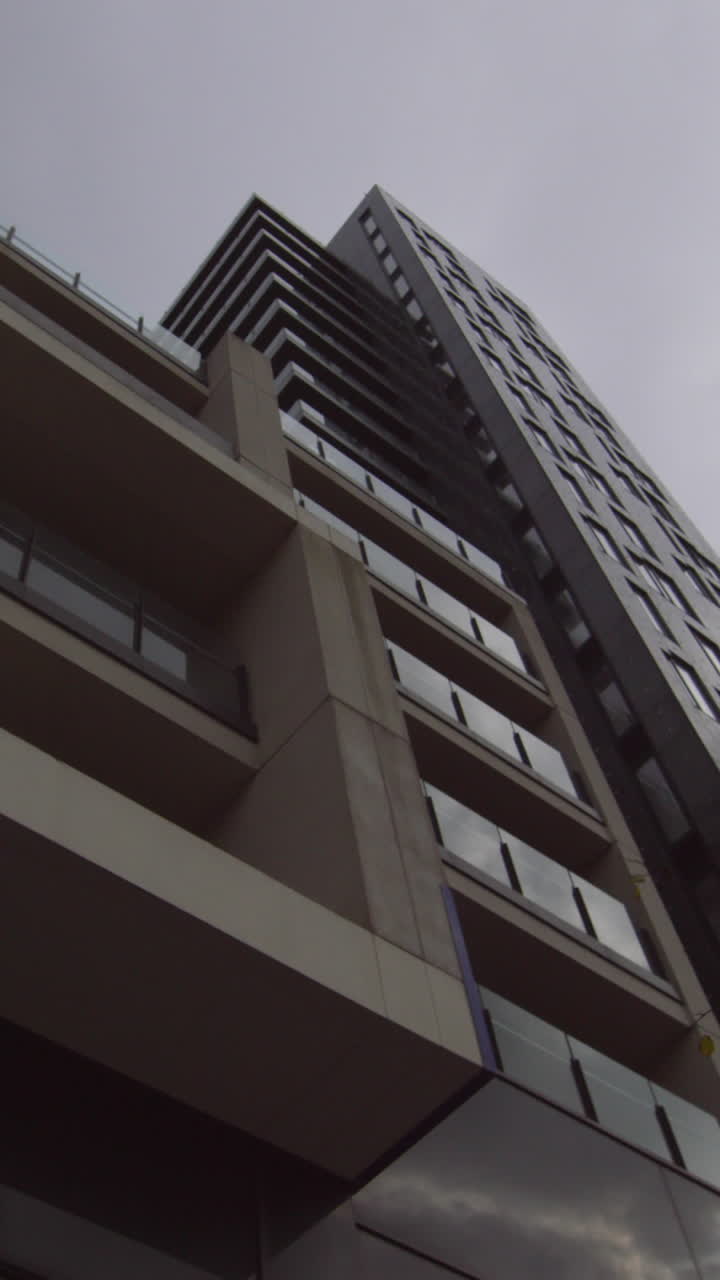 disparo de bajo ángulo de un gran edificio gris