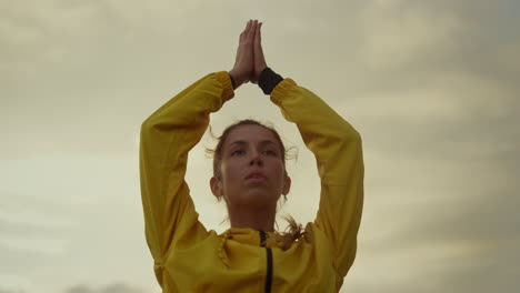 Konzentriertes-Mädchen-Macht-Yoga-Baum-Pose.-Attraktive-Frau,-Die-Hände-über-Dem-Kopf-Hält