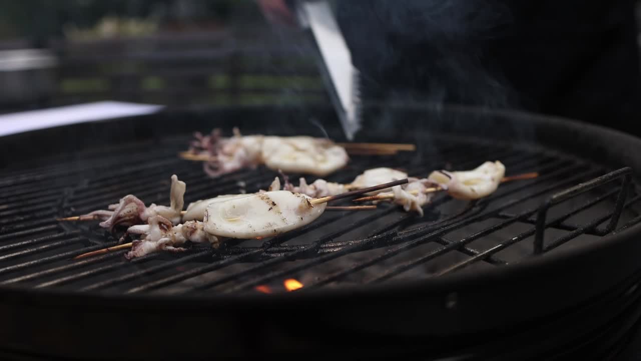 나무 석탄 그릴 에 인 오징어 스피어