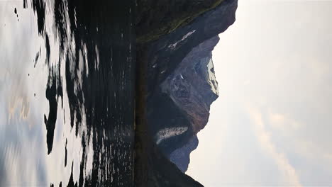 milford sound, parque nacional de fiordland, nueva zelanda - pico mitre, punto de referencia de milford sound en el reflejo del agua de