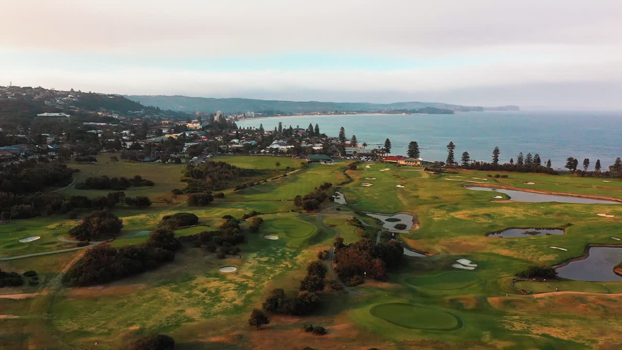 여름에 구름이 많은 날에 북쪽 해변을 바라보는 오스트레일리아 해안에 있는 롱리프 골프 코스의 공중 풍경
