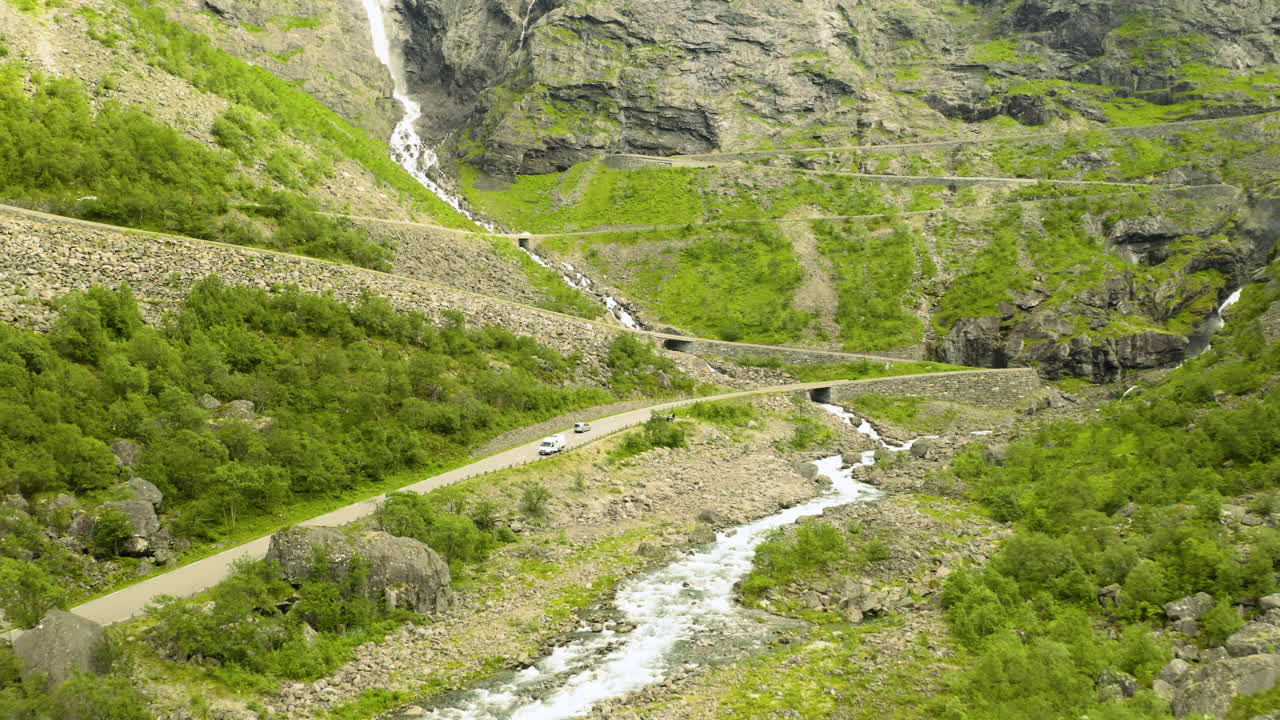 Area Parkir Kendaraan di Tepi Jalan Jalur Gunung Trollstigen dari Jalan Kabupaten Norwegia 63 di Wilayah More Og Romsdal