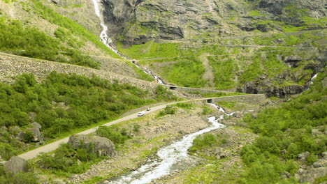 fahrzeugparkplatz am straßenrand des trollstigen-gebirgspasses der norwegischen kreisstraße 63 in der region more og romsdal