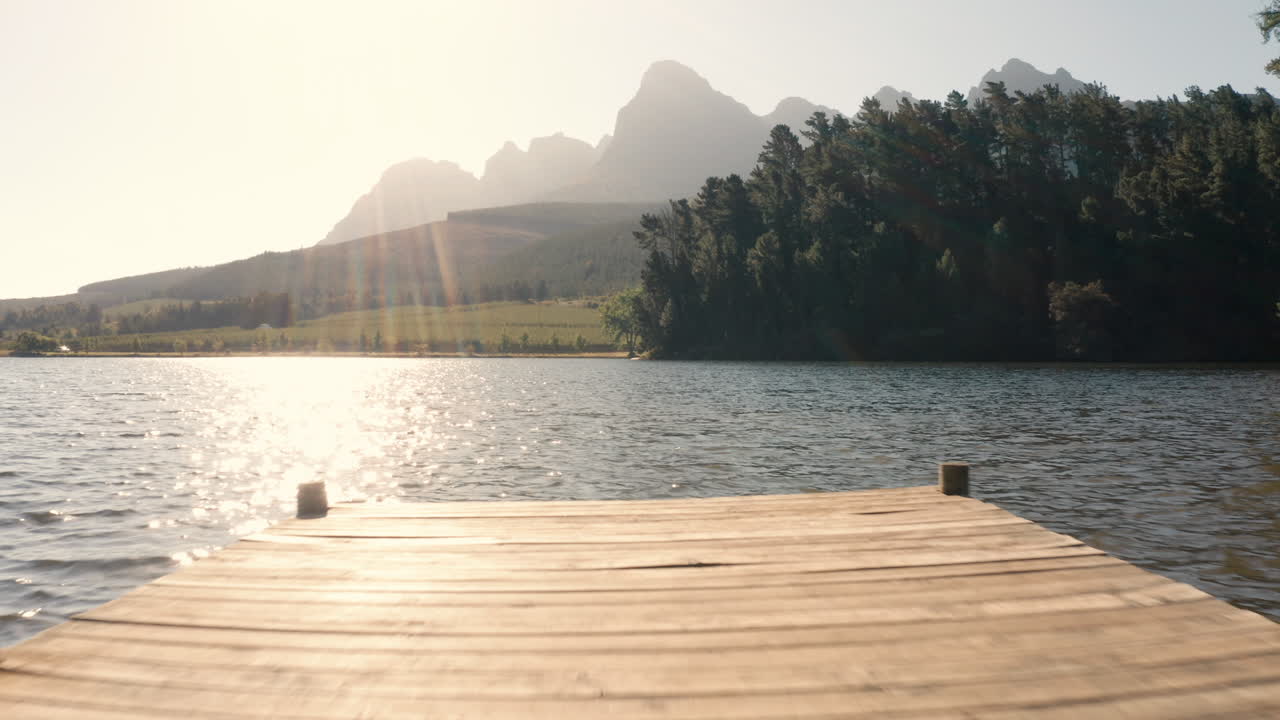 vista aerea del lago volo del drone su una bellissima foresta con paesaggio naturale e montagne in estate sole esplorare la natura libertà 4k