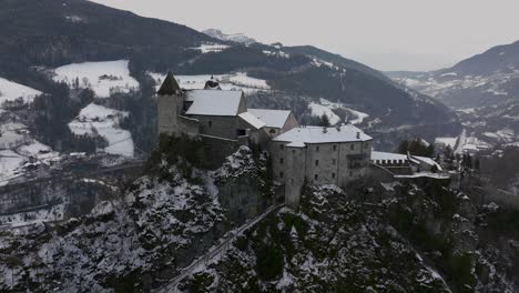 Kamerakranbewegung,-Die-Monastero-Di-Sabiona-Von-Oben-Zeigt