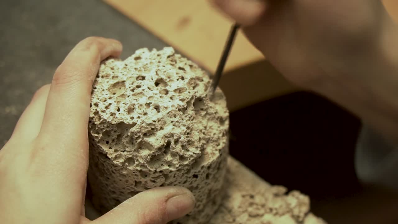 둥근 파일로 콘크리트 실린더 파괴 - 느린 동작으로 클로즈업 샷