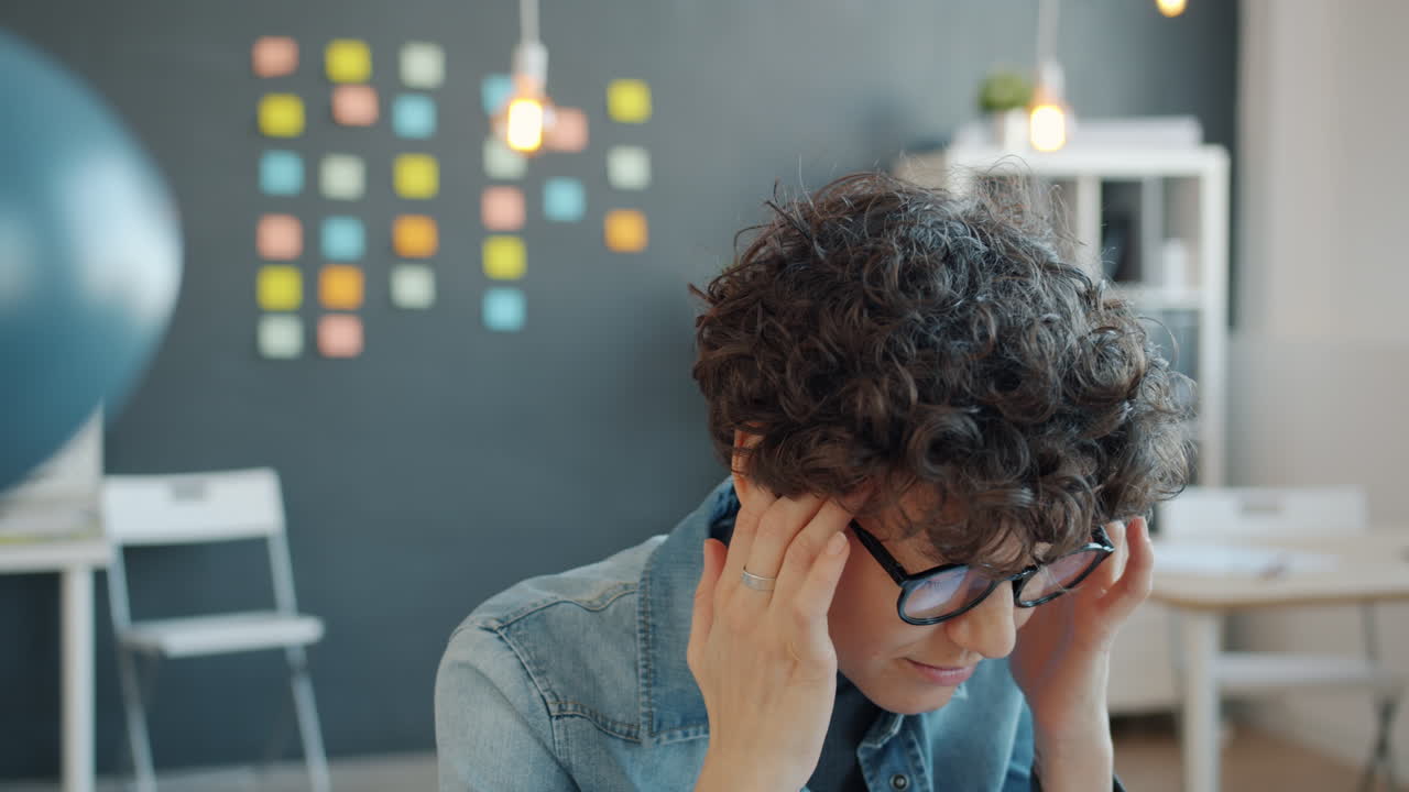 mujer con dolor de cabeza en la oficina