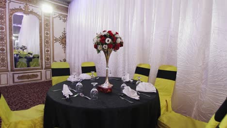 la mesa en el evento de la boda está elegantemente decorada con un ramo de flores