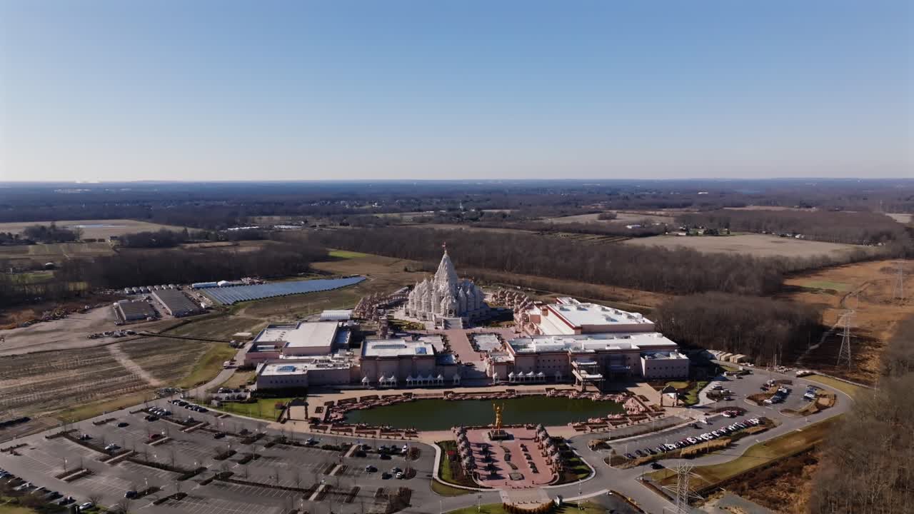 로빈스빌에 있는 스리 스와미나라 사원의 공중 뷰 (sri swaminarayan mandir in robbinsville, twp, nj) 는 이 많은 날에 문을 닫았다.