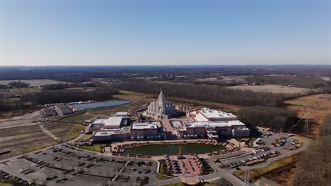 una vista aérea del templo de shri swaminarayan en robbinsville, nj, en un día soleado, estaba cerrado por el día.