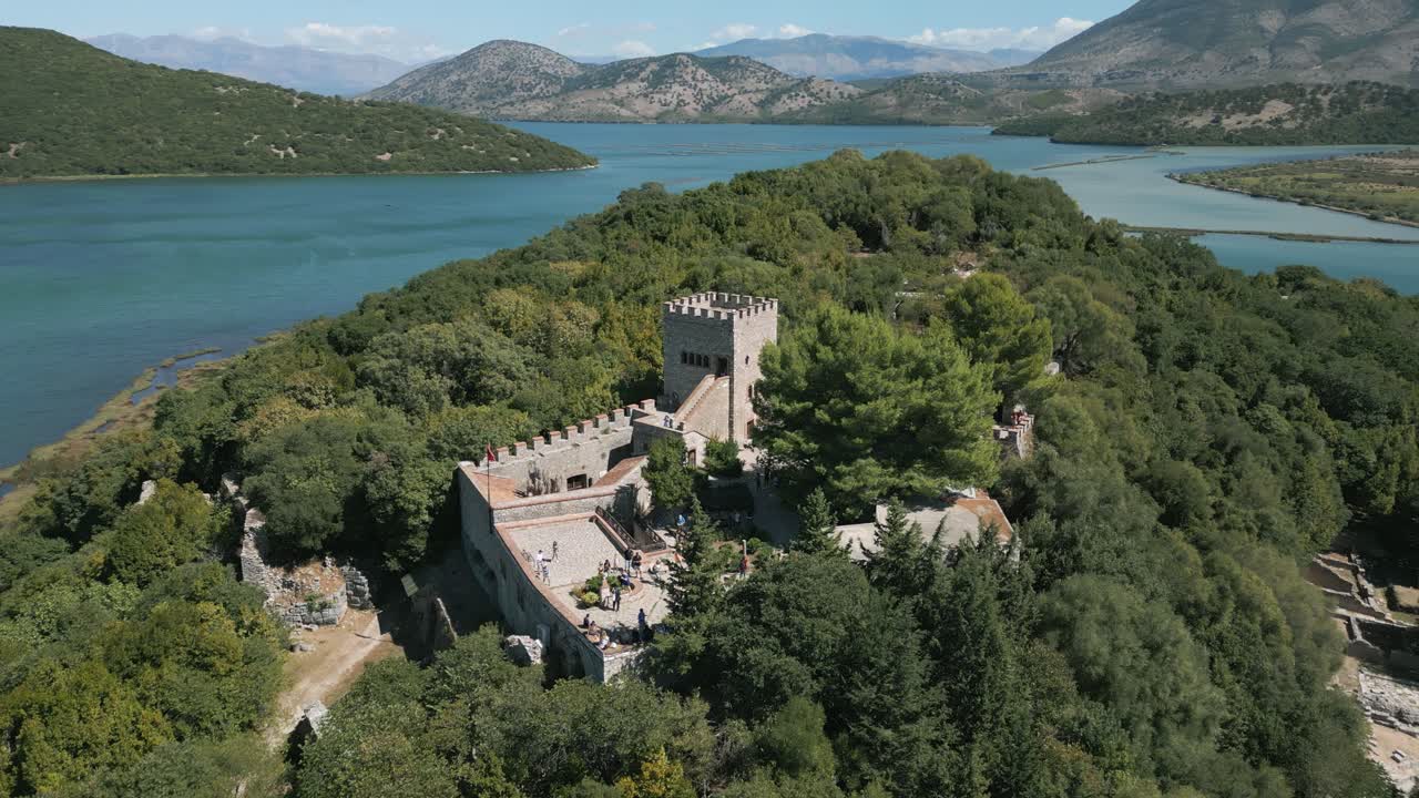 Cena aérea circular do castelo veneziano no sítio arqueológico de Butrint.