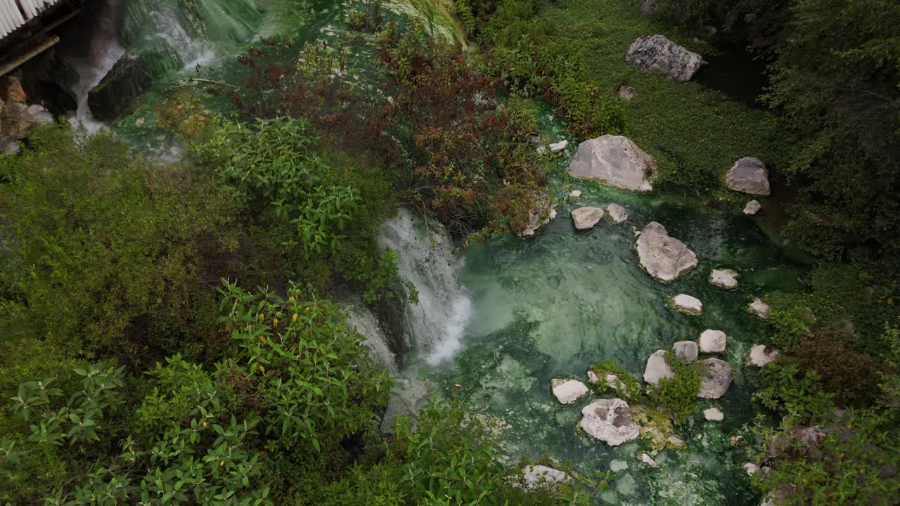 Vista aerea, video statico del piccolo fiume vicino alle terme a Chignahuapan.