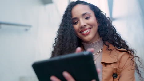 ciudad, escaleras y mujer escribiendo en la tableta con una sonrisa