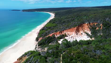 drone pinnacles parque nacional formación rocosa de arena blanca y cristalino línea costera de la playa de eden pambula, costa sur de australia