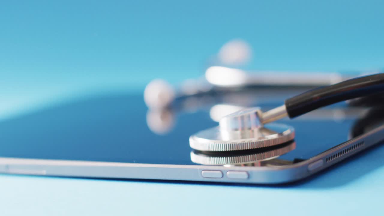 Video di stetoscopio e tablet su sfondo blu con spazio per il testo