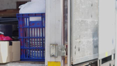 manos del hombre de entrega da paquete postal al cliente cerca del camión de entrega