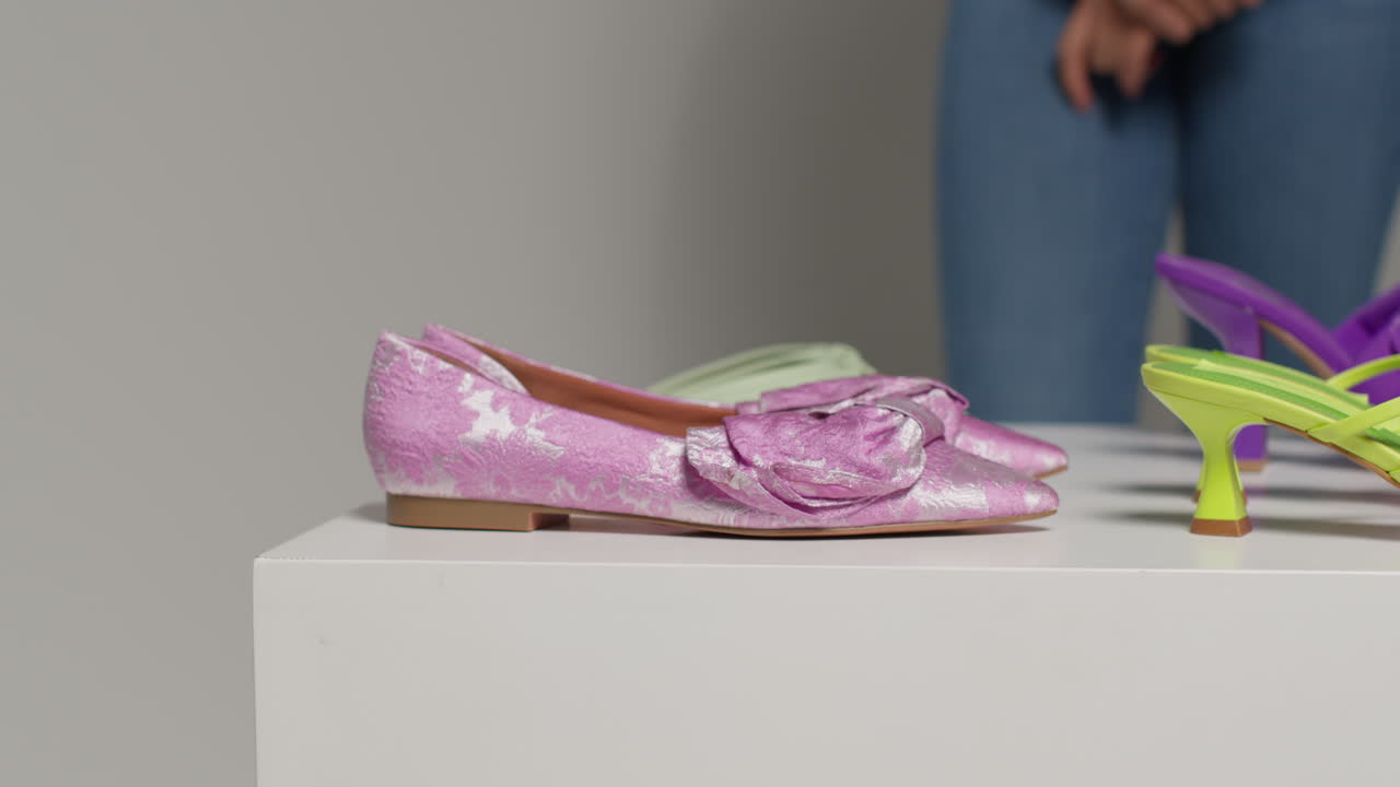 여성 소셜 미디어 인플루언서가 아름다운 신발을 보여주는 사용자 생성 콘텐츠를 생산하는 클로즈업 1