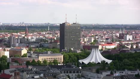 Amplia-Toma-Aérea-De-Berlín-Tomada-Cerca-De-Podsdamer-Platz,-Alemania