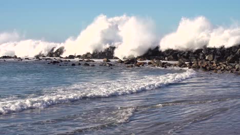 Pazifische-Ozeanwellen,-Die-Am-Strand-Und-Am-Wall-An-Der-Küste-Von-Kalifornien-Usa-Brechen