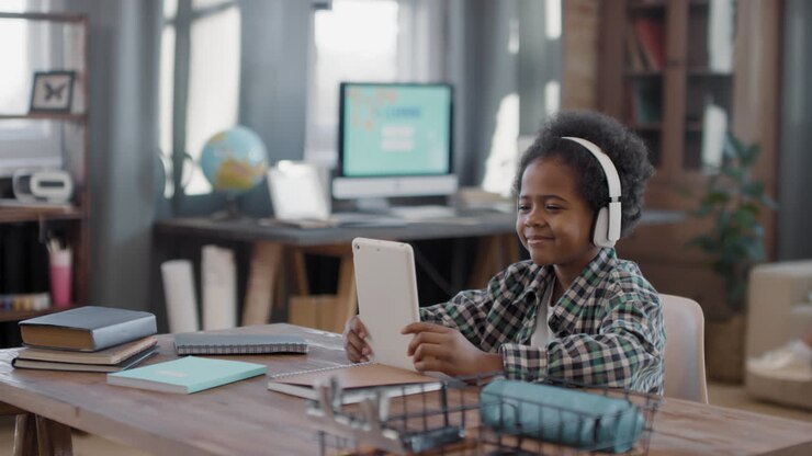 Lille afrodreng lytter til musik i hovedtelefoner