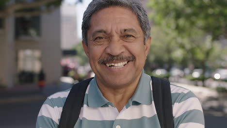 Retrato-De-Un-Hombre-Mayor-Confiado-Riendo-Feliz-En-La-Calle-Disfrutando-De-Su-Jubilación