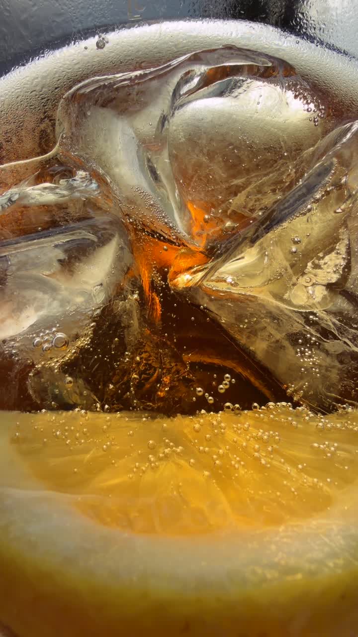Bevanda gassata rinfrescante con cubetti di ghiaccio e fetta di limone