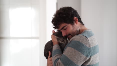 Hombre-Adulto-Joven-Besando-Y-Abrazando-A-Su-Gato-Con-Ternura