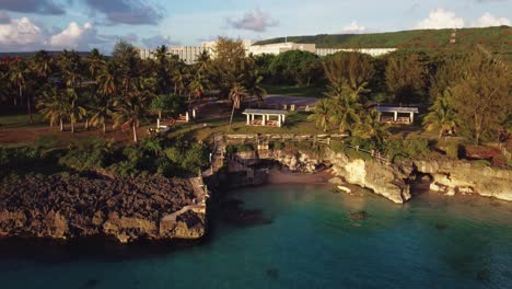 tomada de drone de la playa de taga durante la hora dorada