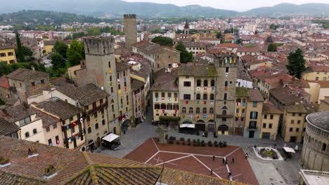 Vista-Aérea-De-La-Plaza-Piazza-Grande-En-Arezzo,-Toscana,-Italia---Disparo-De-Drone