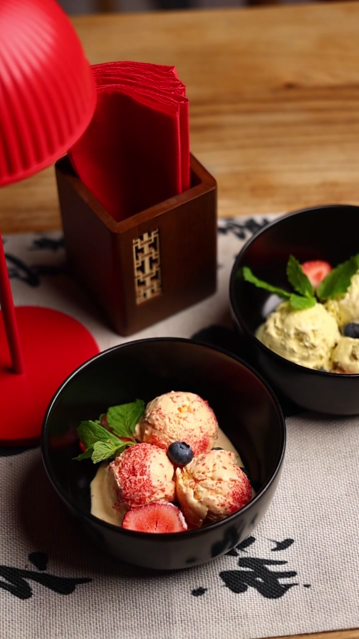 Duas Tigelas de Sorvete Gourmet Servidas em uma Mesa