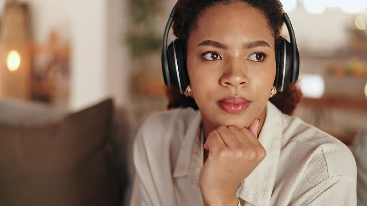 mujer escuchando auriculares