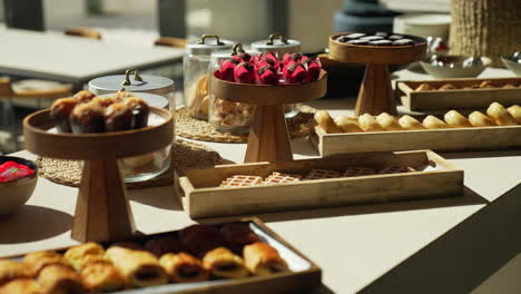 Genießen-Sie-Einen-üppigen-Kuchentisch-Bei-Einem-Hotelbrunch-Mit-Glamourösen-Kuchen-Und-Croissants,-Die-Wunderschön-Von-Der-Sonne-Beleuchtet-Werden