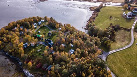 Vista-Aérea-Del-Camping-Kjellingstraumen-En-Nygårdsjøen,-Al-Norte-De-Noruega