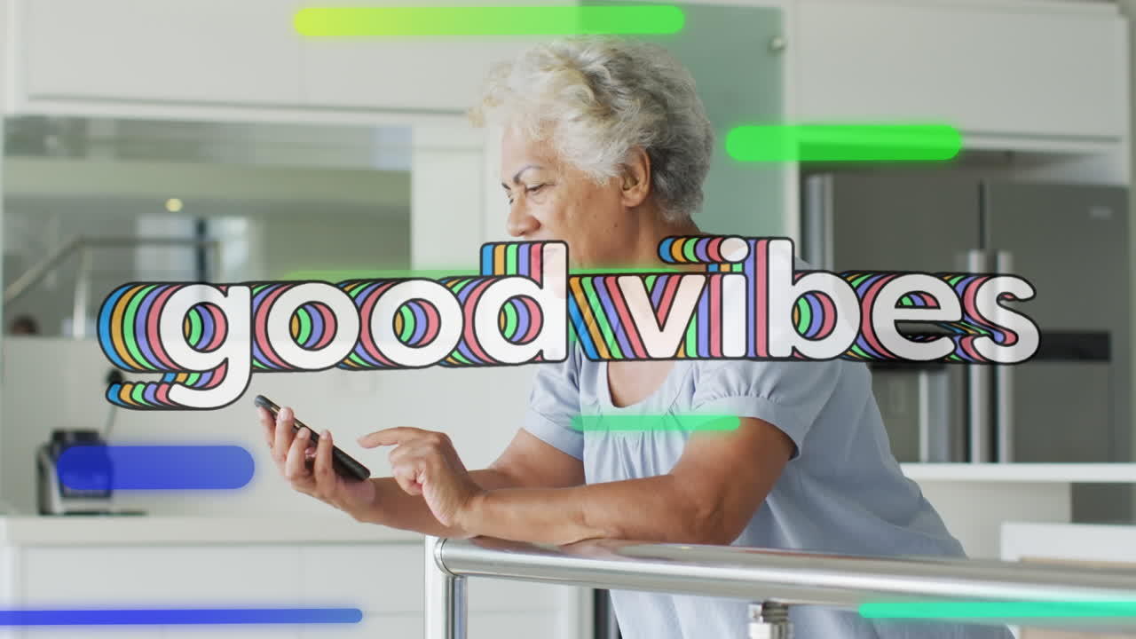 animación de buenas vibraciones texto sobre una mujer afroamericana mayor que usa un teléfono inteligente