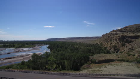 antena de reserva de wind river con río y montaña en tiro