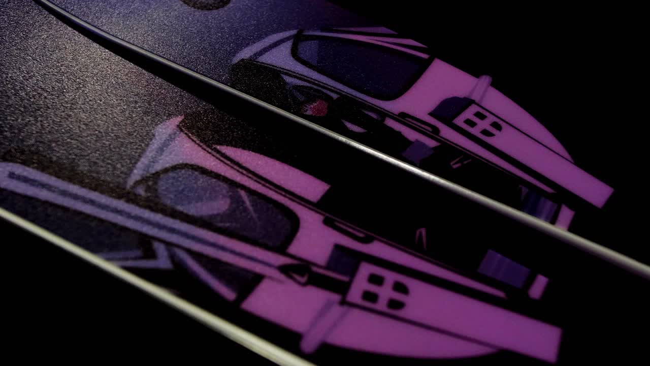 video de producto cinematográfico de esquís con una capa morada de