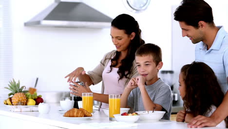 Mutter-Gießt-Kaffee-Beim-Familienfrühstück-Ein