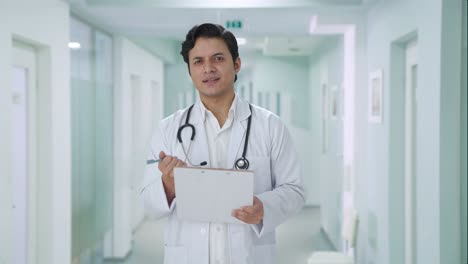 Médico-Indio-Confundido-Escribiendo-Un-Informe-Para-El-Paciente