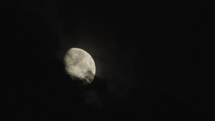 Nuvens Escuras se Movendo para Revelar a Lua