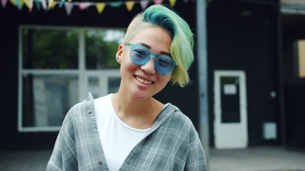 웃는 여자 손을 흔들고