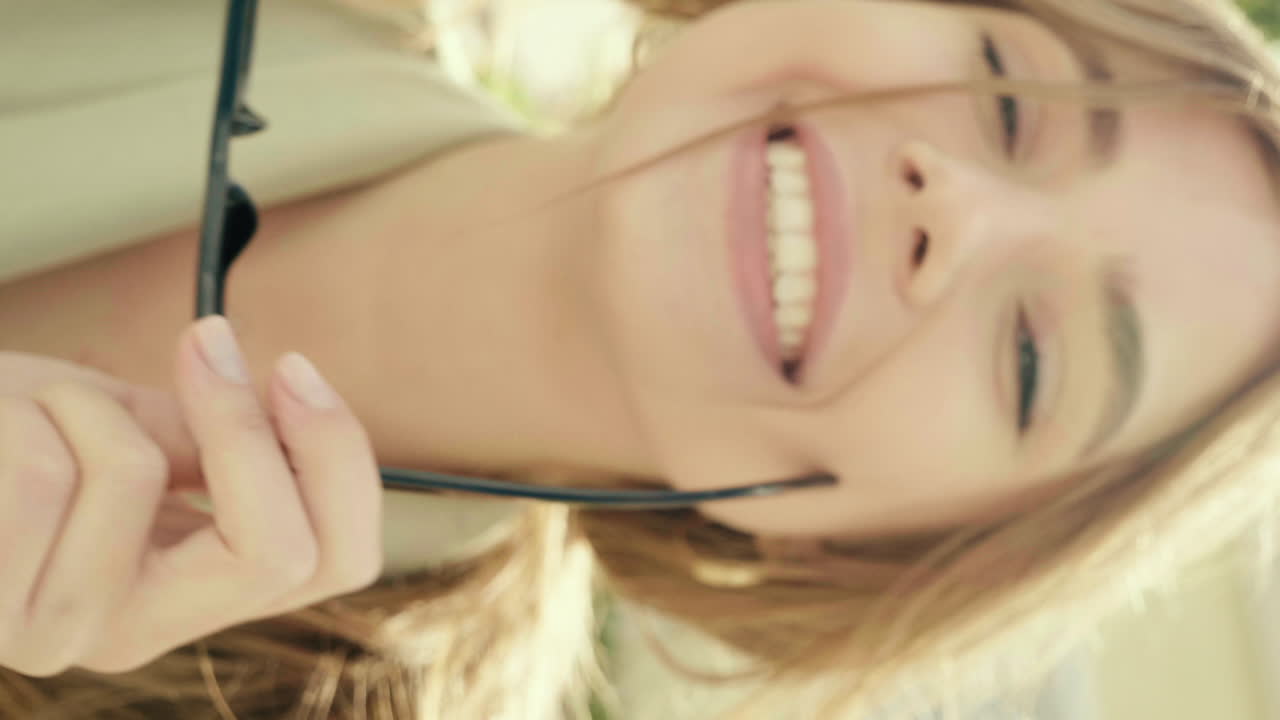 선글라스를 입은 여자 미소 짓고