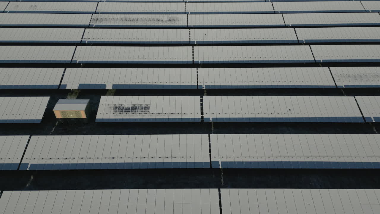 paneles solares de la planta de energía solar cubiertos de nieve y hielo, tiro de drones, aumento de la altitud