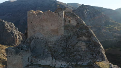 vista aérea del castillo de kahta en la provincia de adıyaman de turquía - disparo de drones