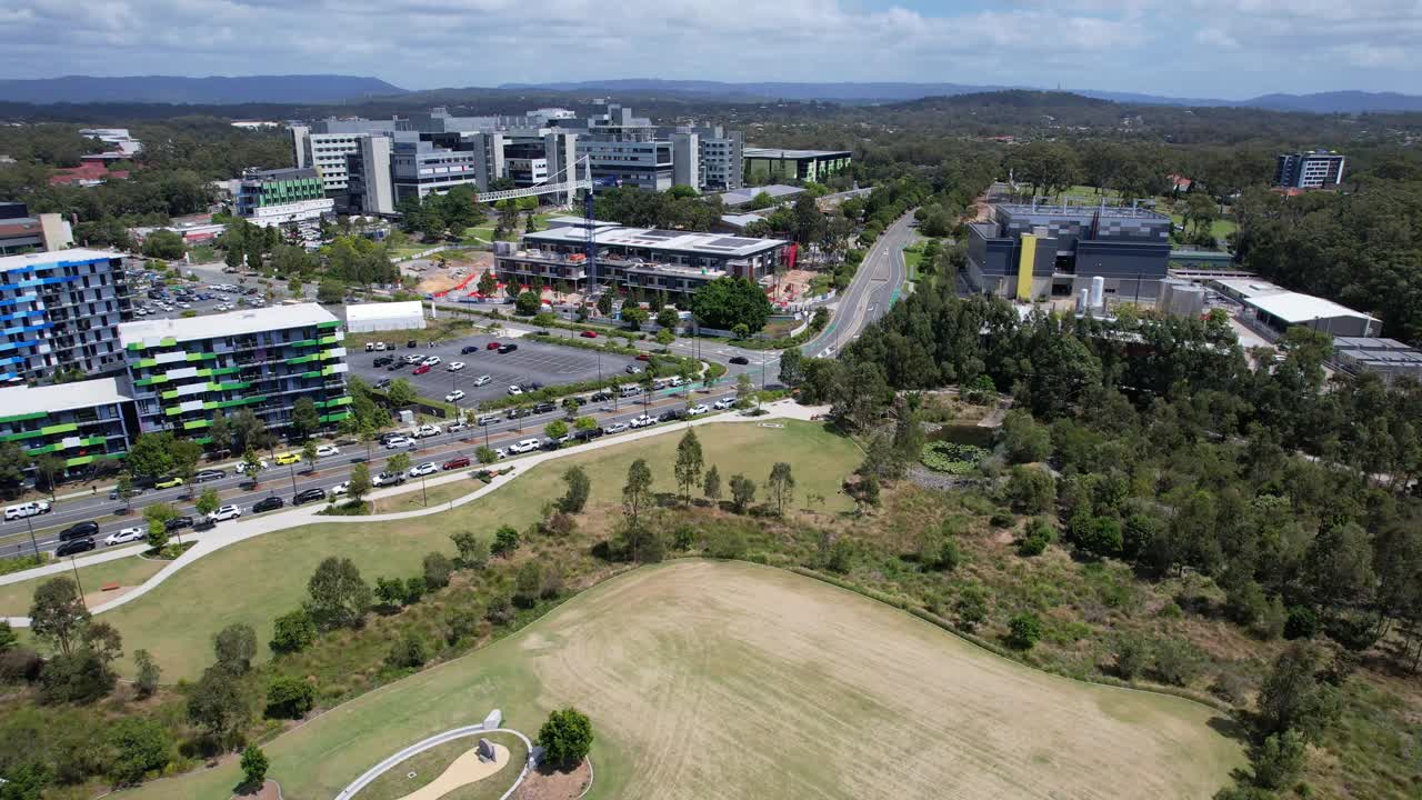 Vista aérea del centro del pueblo y complejo de apartamentos en Southport, Queensland, Australia