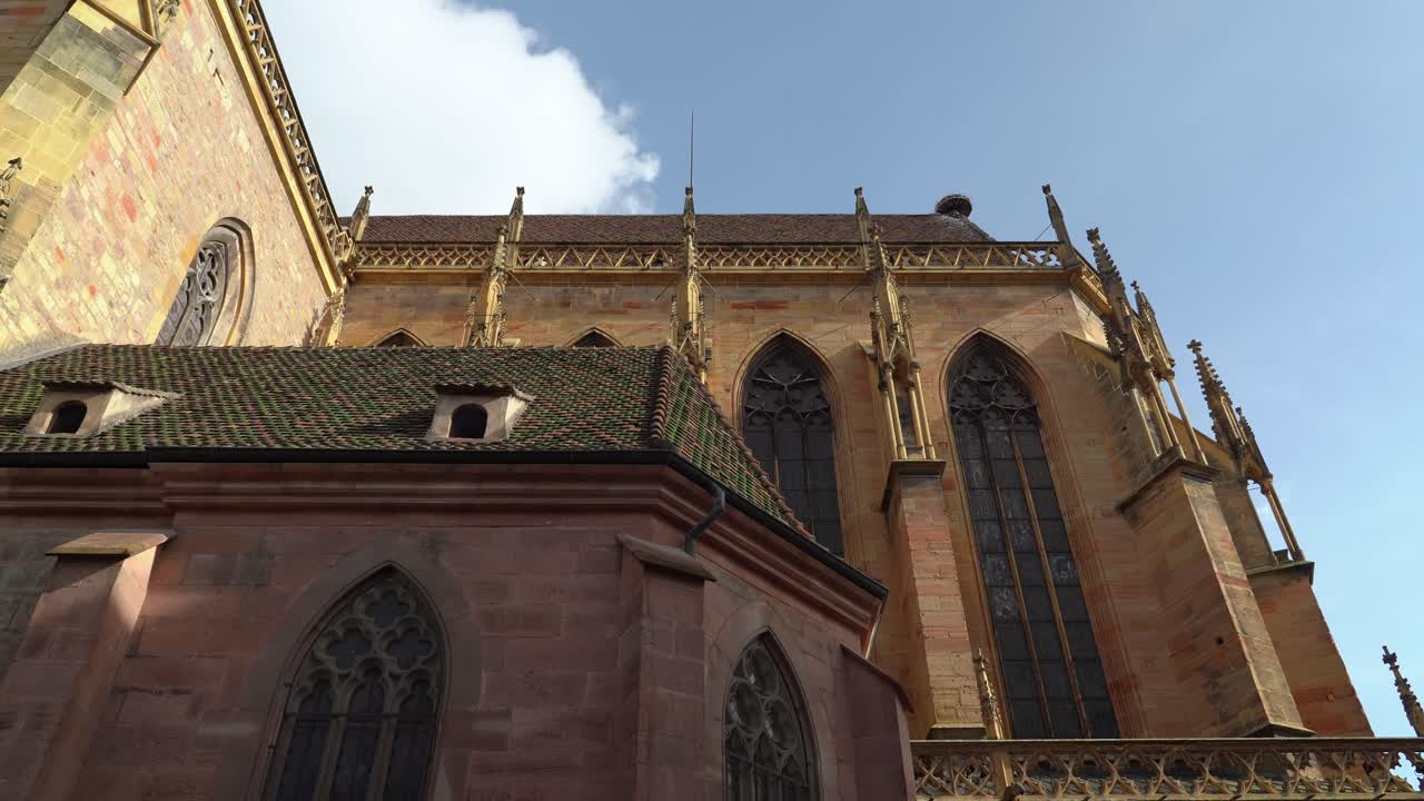 los habitantes de colmar consideran desde hace mucho tiempo la iglesia colegiada de san martín como su catedral.