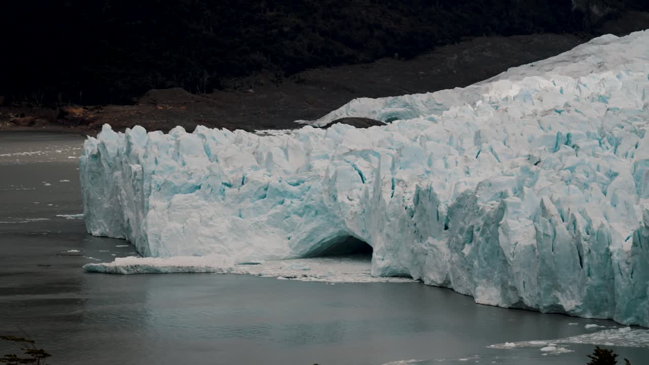 el glaciar perito moreno, vista de cerca, parque nacional los glaciares en la provincia de santa cruz, patagonia, argentina
