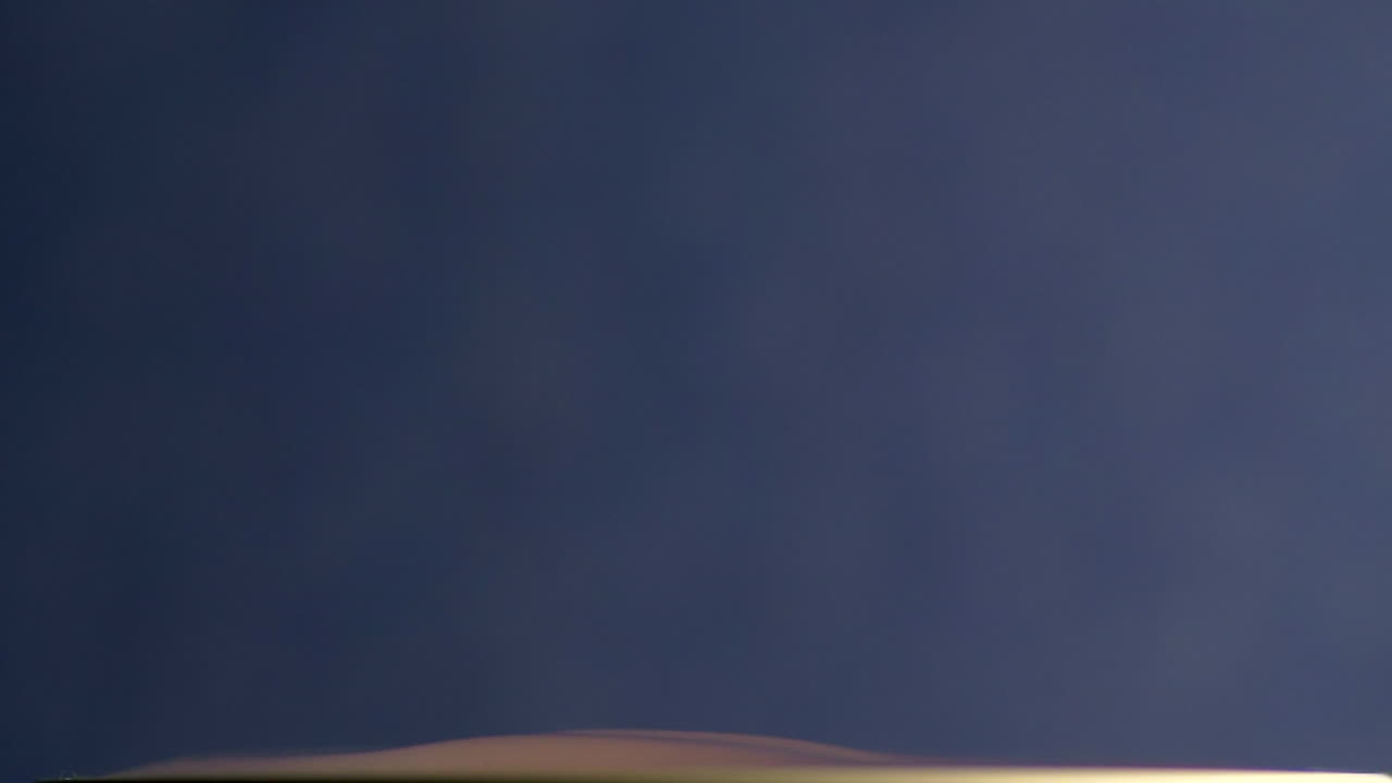 gotas de agua rebotando en una superficie líquida - toma de primer plano