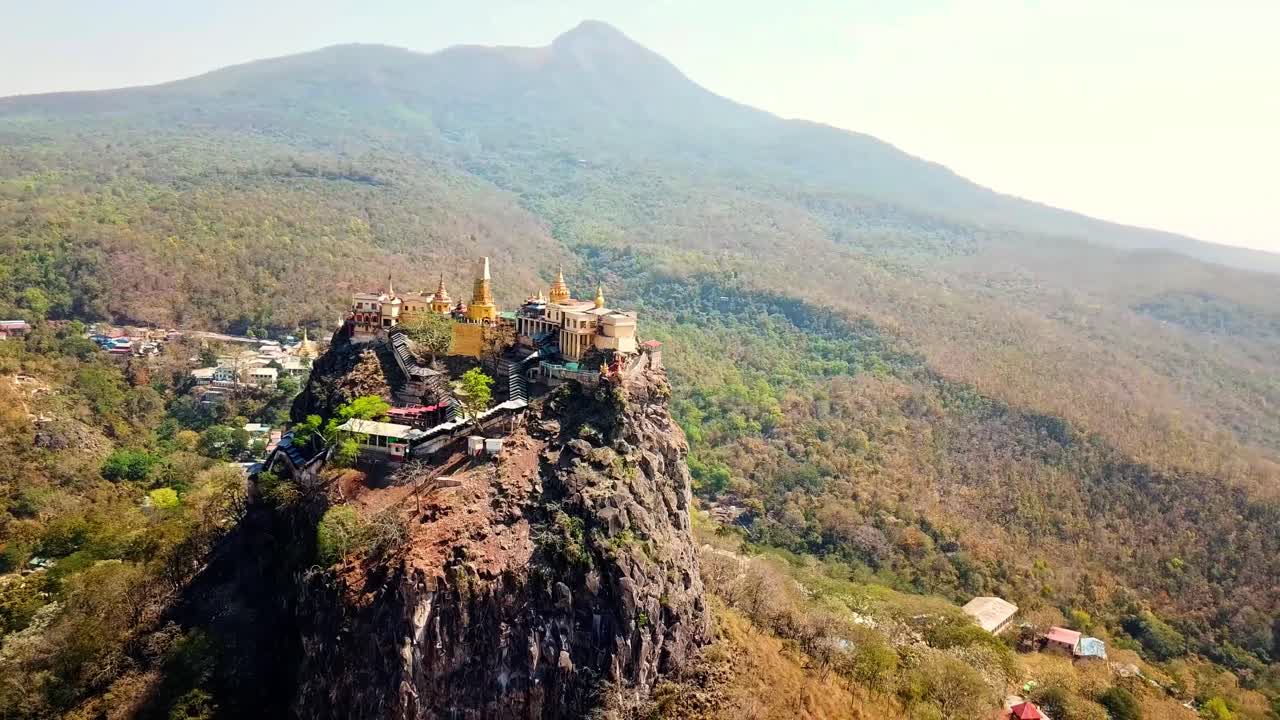 미마의 나트 사원 (nat temple) 은 울창한 숲과 산으로 둘러싸인 화려한 바위 절벽 꼭대기에 자리 잡고 있습니다.